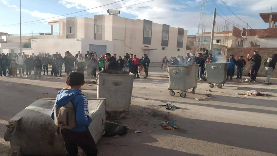 النفيضة: تلاميذ يغلقون الطريق الرابطة بين النفيضة وزغوان احتجاجا على عدم توفر حافلات