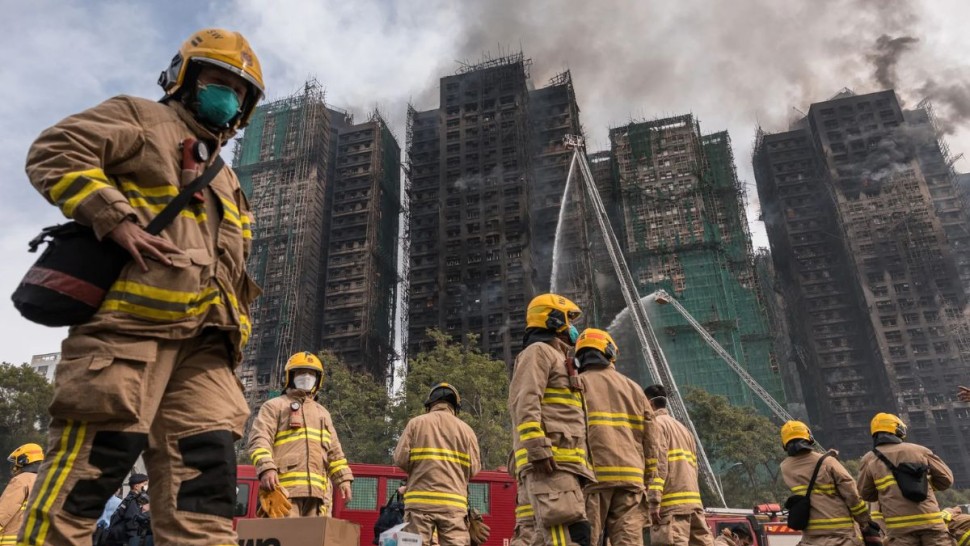 كارثة هونغ كونغ: 55 قتيلا و300 مفقود وحديث عن شبهات فساد