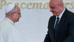 بابا الفاتيكان يدعو إلى السلام في لبنان