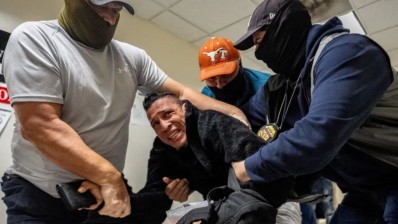 إدارة ترامب: قرار جديد بشأن الهجرة وفصل قضاة مكلفين بها