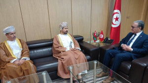 وزير الاقتصاد ووزير التجارة العماني يبحثان سبل تعزيز التعاون الاقتصادي وبناء شراكات جديدة