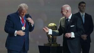 ترامب يفوز بالنسخة الأولى لجائزة فيفا للسلام
