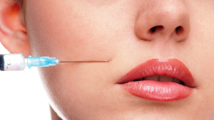 خبراء يحذّرون: عمليات حقن الفيلر قد تسبّب تلف الجلد أو الاصابة بالعمى