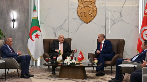 وزير الخارجية يستقبل نظيره الجزائري في تونس قُبيل انعقاد لجنة المتابعة الثنائية