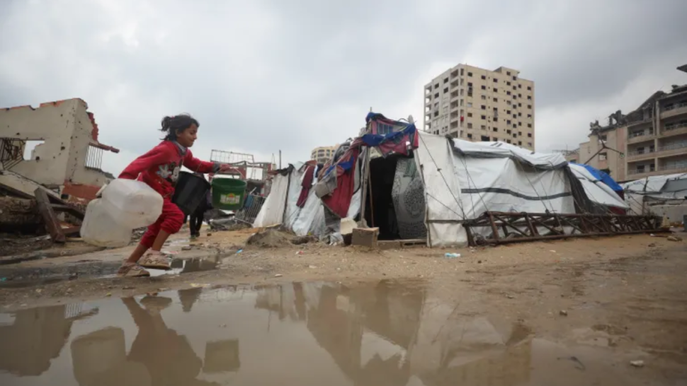 غزة: وفاة 12 شخصا عقب المنخفض الجوي وانجراف وغرق 27 ألف خيمة