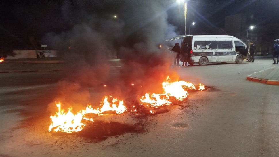 القيروان: غلق طرقات وإشعال عجلات على خلفية وفاة شاب
