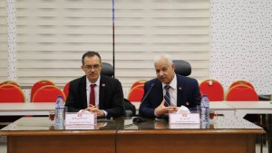 وزيرا الفلاحة والتجارة يقرران ترويج زيت الزيتون المعلّب في السوق الداخلية