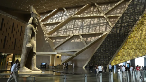 أمطار تغرق المتحف الكبير وتلف بالأرضيات.. الحكومة المصرية توضح