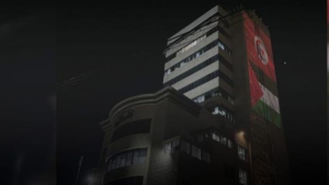 علم تونس يضيء برج الهيئة العامة للإذاعة والتلفزيون الفلسطينية