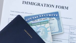 ترامب يعلّق العمل ببرنامج قرعة "غرين كارد" للمهاجرين