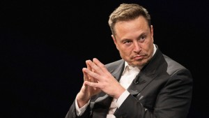 إيلون ماسك يصبح أول شخص في العالم تصل ثروته إلى 749 مليار دولار