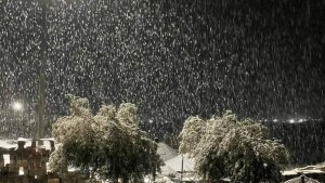 الليلة: أمطار مع تساقط الثلوج وانخفاض في درجات الحرارة