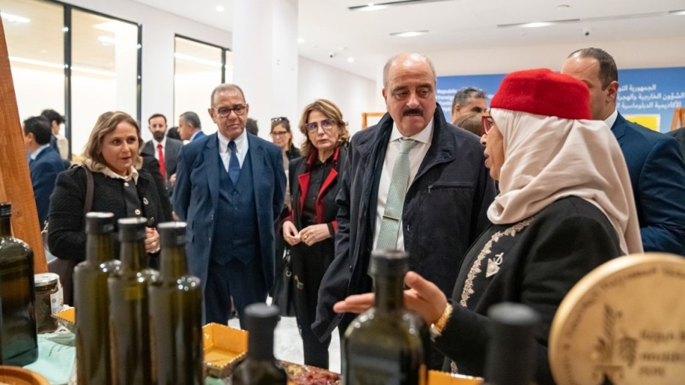 الدبلوماسية التونسية تراهن على زيت الزيتون لتعزيز الإشعاع الاقتصادي عالميًا