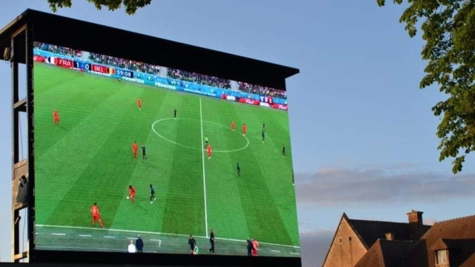 شاشة عملاقة