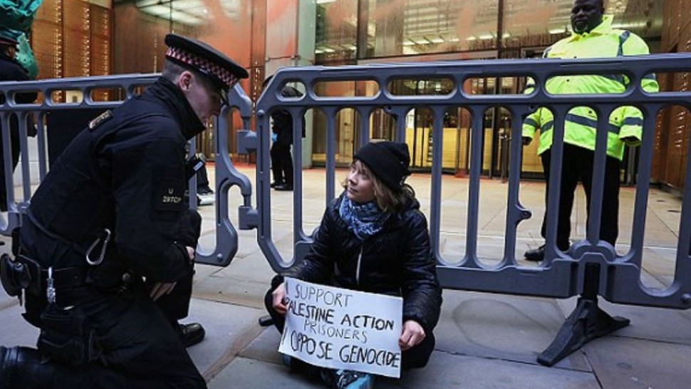 ايقاف الناشطة السويدية غريتا تونبرغ في لندن