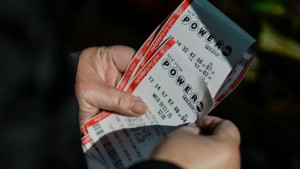 أمريكي يفوز بثاني أكبر جائزة "يا نصيب" قيمتها 1.8 مليار دولار