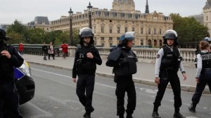 توقيف مشتبه في تنفيذه عمليات طعن في مترو باريس