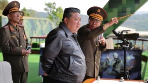 زعيم كوريا الشمالية يأمر بزيادة إنتاج قاذفات الصواريخ