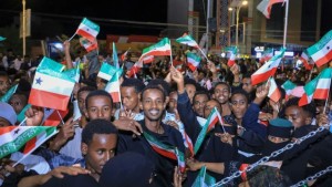 آلاف الصوماليين يتظاهرون احتجاجا على اعتراف الاحتلال بأرض الصومال