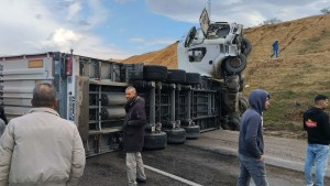 الطريق السيارة باجة تونس : عودة حركة المرور بعد انقلاب شاحنة ثقيلة
