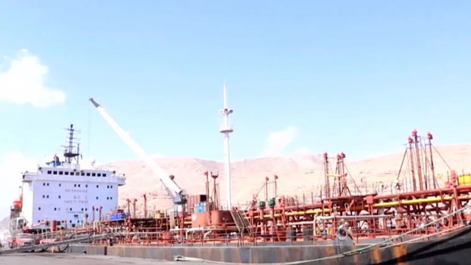 السعودية تعلن شن غارة محدودة على ميناء المكلا