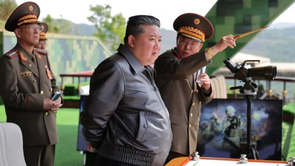 زعيم كوريا الشمالية يأمر بزيادة إنتاج قاذفات الصواريخ