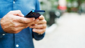 فرنسا تعتزم منع الأطفال دون الـ15 من استخدام شبكات التواصل الاجتماعي