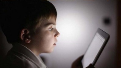 فرنسا تعتزم منع الأطفال دون الـ15 من استخدام شبكات التواصل الاجتماعي