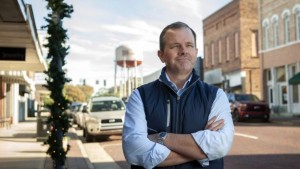 رجل أعمال أمريكي يحوّل موظفيه إلى أثرياء بمكافآت خيالية