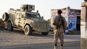 محافظ حضرموت يطلق عملية عسكرية لتسلم مواقع «الانتقالي»