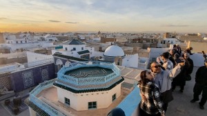 القيروان تستقبل وفدا سياحيا جزائريا وصل الى تونس عبر ميناء حلق الوادي