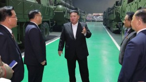 كوريا الشمالية تختبر صاروخين باليستيين على الأقلّ