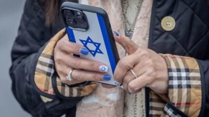 "رسائل رعب" تصل هواتف مستوطنين.. وشكوك في جهات إيرانية