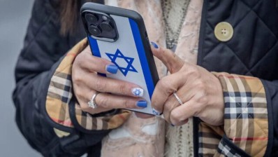 "رسائل رعب" تصل هواتف مستوطنين.. وشكوك في جهات إيرانية