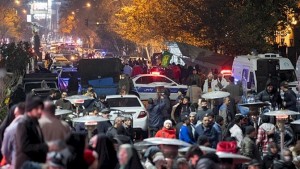 احتجاجات إيران تتوسع.. ومقتل شرطي طعناً قرب طهران