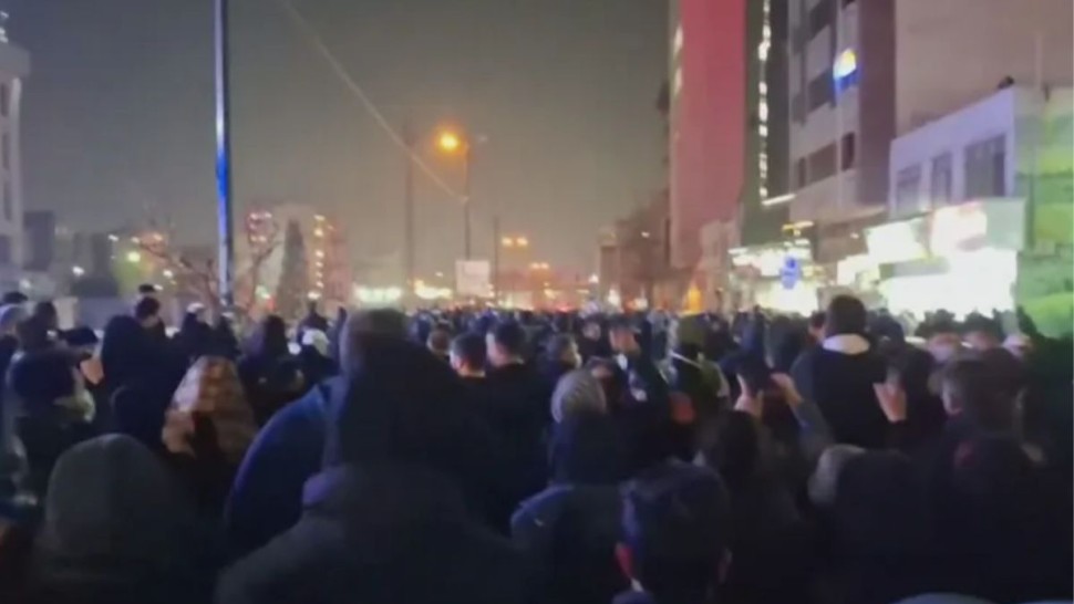 فرنسا وبريطانيا وألمانيا تندد بـ"قتل متظاهرين" في إيران