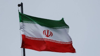 إيران تستدعي سفير بريطانيا احتجاجا على حادث سفارتها في لندن