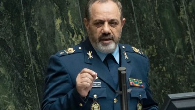 وزير الدفاع الإيراني يتوعد بـ"رد مدمر" على أي اعتداء