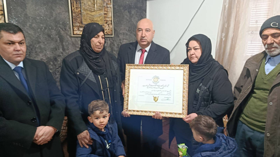 رئيس مؤسسة فداء يسلّم وسام الوفاء والتضحية لعائلة الشهيد مروان قادري