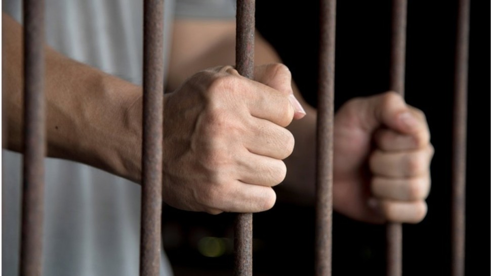 الكرم: بطاقات إيداع بالسجن لثلاثة متهمين حاولوا قتل سائق تاكسي