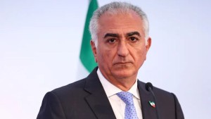 رضا بهلوي يدعو الإيرانيين للعودة إلى الشارع ويطرح نفسه بديلاً سياسياً