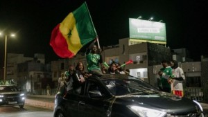 عطلة رسمية ومكافآت مالية.. الرئيس السنغالي يشارك شعبه فرحة الفوز على المغرب