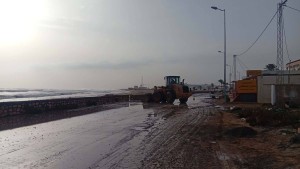 بعد هيجان البحر وارتفاع الأمواج: بلدية جرجيس تتدخل لفتح الطرقات