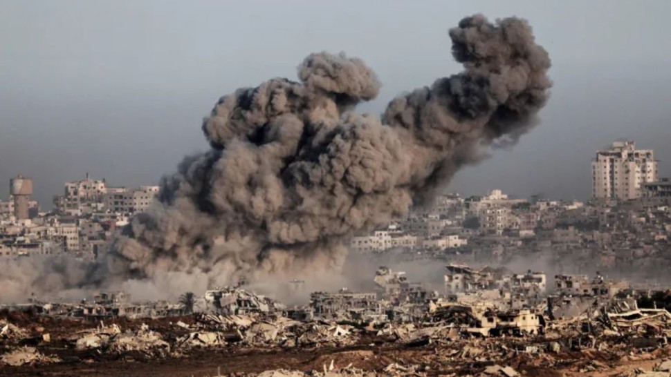 الاحتلال ينسف مباني سكنية في بيت لاهيا ويقصف خان يونس