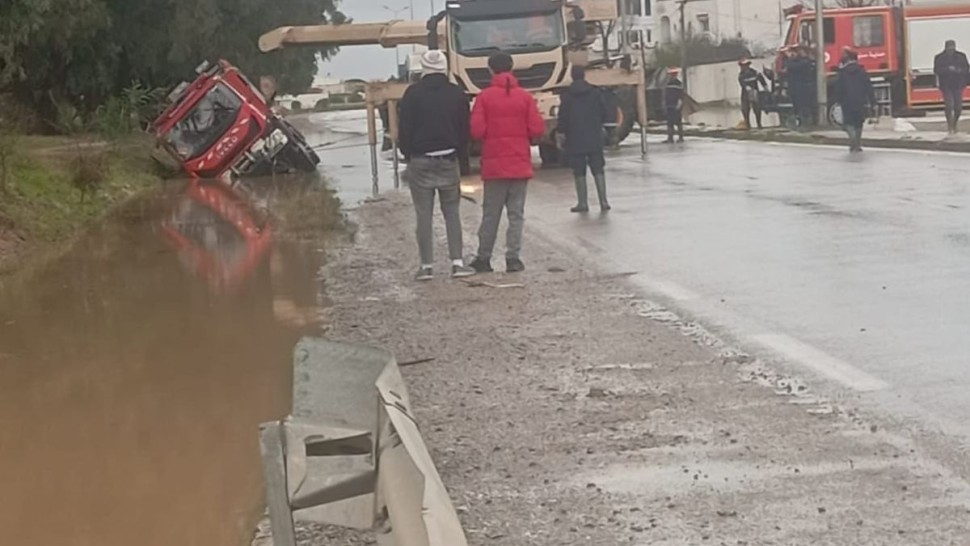 سليمان: انقلاب شاحنة إطفاء بالطريق الحزامية