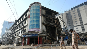 باكستان: 67 قتيلا في حريق بمركز تجاري