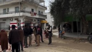 دار شعبان الفهري: أهالي حي البرنوصة يحتجون ويطالبون بفك عزلتهم