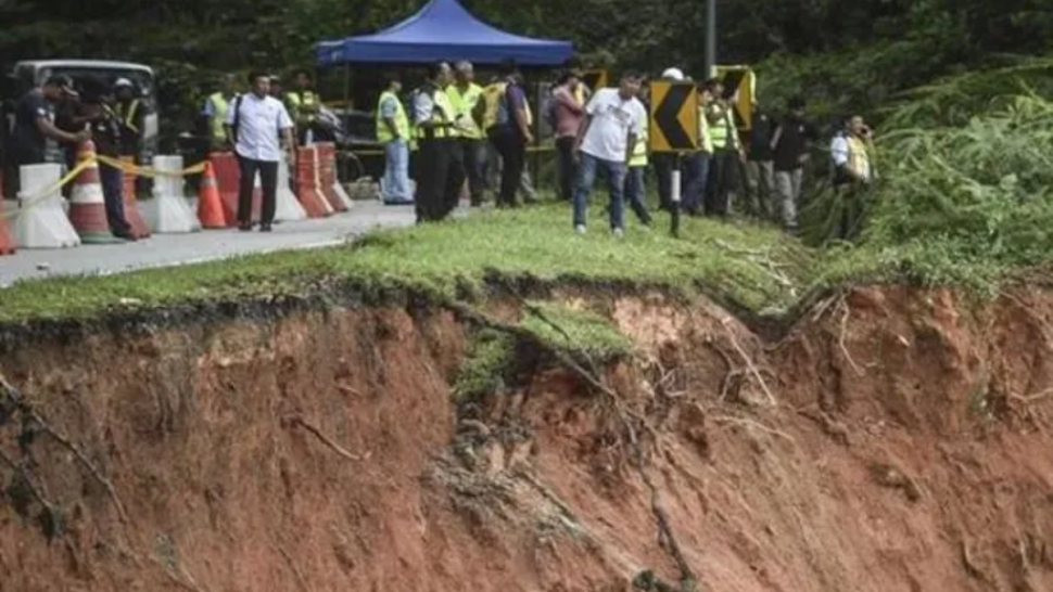 7 قتلى و82 مفقودا في انهيار أرضي بإندونيسيا