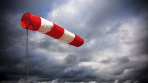 طقس اليوم: أمطار متفرقة ورياح قوية