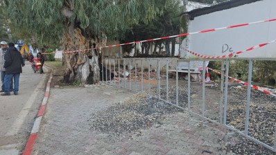 حادثة وفاة طفل في تبرسق: تطويق موقع البناية بالحواجز الحديدية